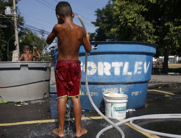 Crianças se refrescam no bairro de São Cristóvão, para amenizar, a onda de calor que atinge o clima no Rio de Janeiro.