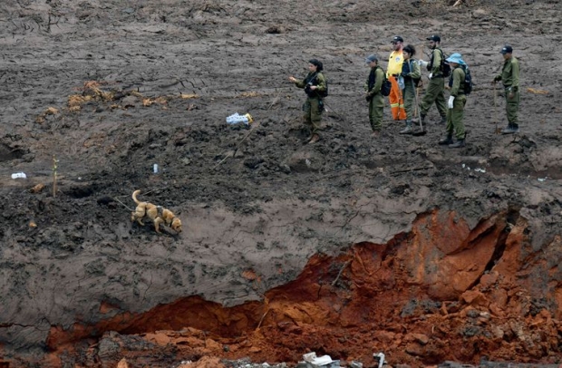 Militares israelenses e equipes de resgate brasileiras durante buscas por vítimas em Brumadinho, onde uma barragem da mineradora Vale se rompeu.