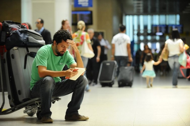 Neblina que atingiu o Rio ontem (12) e hoje (13) provocou o fechamento do Aeroporto Santos Dumont para pousos e decolagens. O reflexo disso foram atrasos, cancelamentos de voos e filas (Tânia Rêgo/Agência Brasil)