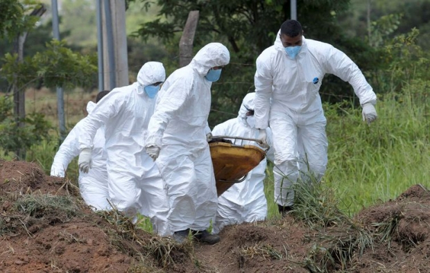 Members of a rescue team carry a body recovered after a tailings dam owned by Brazilian mining company Vale SA collapsed, in Brumadinho, Brazil January 28, 2019. REUTERS/Washington Alves