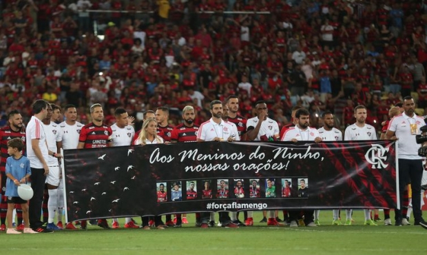 Homenagem às vítimas do incêndio no Centro de Treinamento do Flamengo antes da partida da semifinal da Taça Guanabara entre Flamengo e Fluminense, no Estádio do Maracanã, Rio de Janeiro.