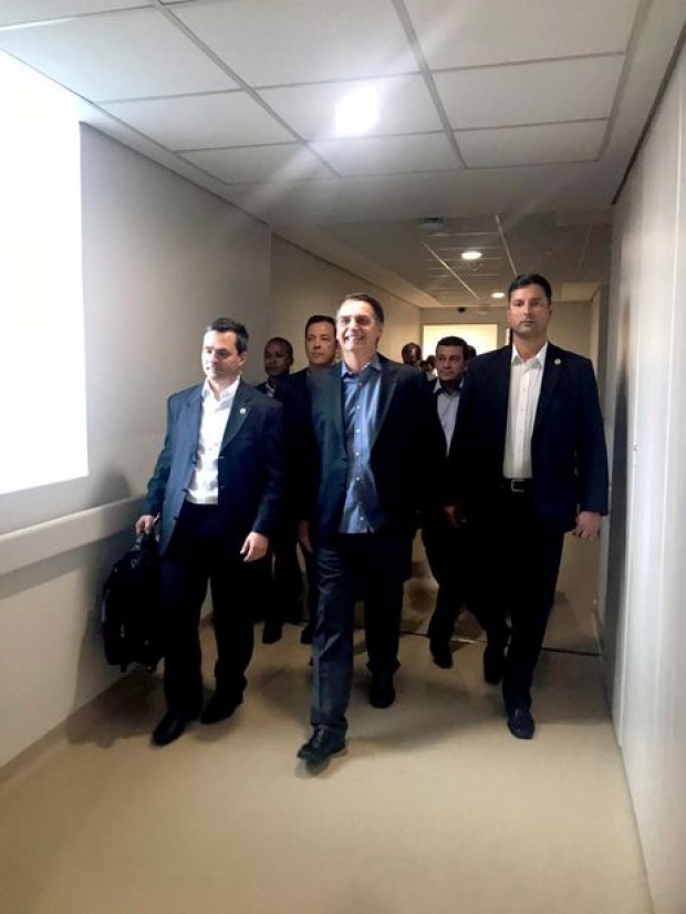 Presidente Jair Bolsonaro, após alta, durante saída do Hospital Albert Einstein.