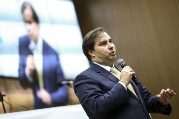 O presidente da Câmara dos Deputados, Rodrigo Maia, fala aos deputados eleitos.