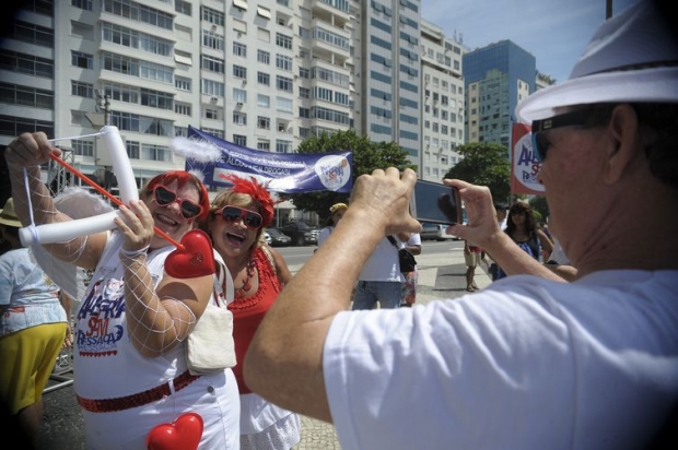 Rio de Janeiro - Bloco de rua Alegria sem Ressaca, que tem como proposta a folia sem o consumo de álcool, se concentra na Avenida Atlântica, em Copacabana (Tânia Rêgo/Agência Brasil)