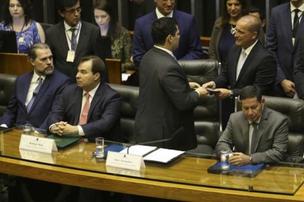 O ministro da Casa Civil, Onyx Lorenzoni, entrega mensagem do presidente Bolsonaro, durante sessão solene do Congresso Nacional de abertura dos trabalhos legislativos de 2019.