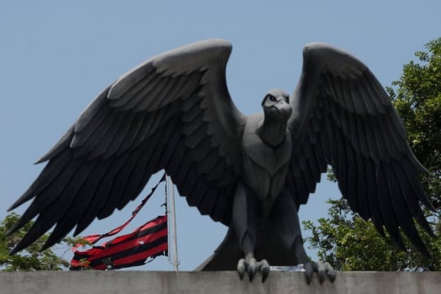 Centro de treinamento presidente George Helal, conhecido com Ninho do Urubu, é utilizado pela equipe de futebol do Flamengo. Foto da bandeira destruída depois de um incêndio.