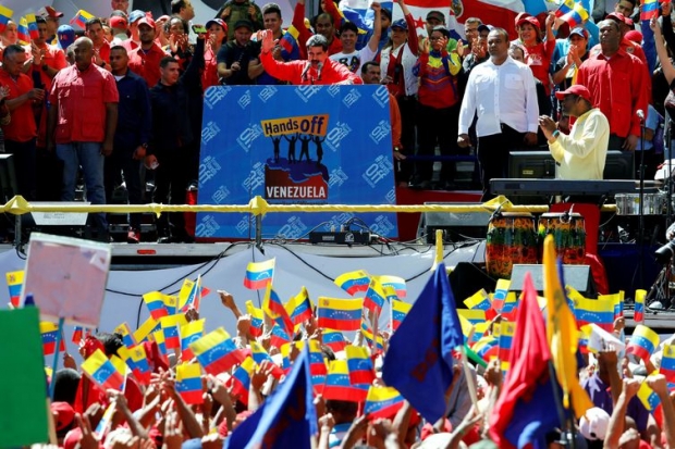 O presidente da Venezuela, Nicolas Maduro, cumprimenta os partidários durante uma manifestação em apoio ao governo em Caracas, na Venezuela