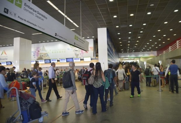 Brasília - A inspeção de bagagens nos aeroportos do país está mais rigorosa. Começam a valer as novas determinações da Agência Nacional de Aviação Civil para garantir maior segurança nos voos (José Cruz/Agência Brasil)