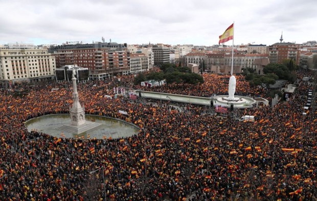 Milhares de pessoas se reúnem durante um protesto convocado pelos partidos de oposição de direita contra o primeiro-ministro espanhol Pedro Sanchez, na praça Colon, em Madri, Espanha.