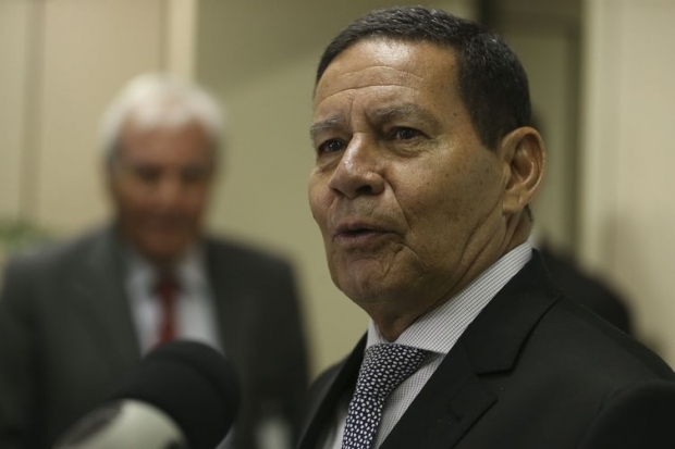 O vice-presidente da República, Hamilton Mourão, fala à imprensa.