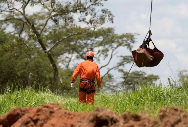 A body recovered after a tailings dam owned by Brazilian mining company Vale SA collapsed is suspended from a helicopter, in Brumadinho, Brazil January 28, 2019. REUTERS/Washington Alves