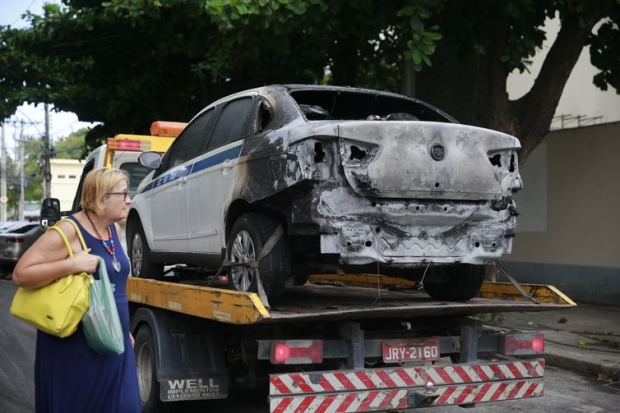 Carro queimado após protesto pela morte da menina Jenifer Selena Gomes, de 11 anos, baleada com tiro no peito no bairro da Triagem, na Zona Norte do Rio de Janeiro. 