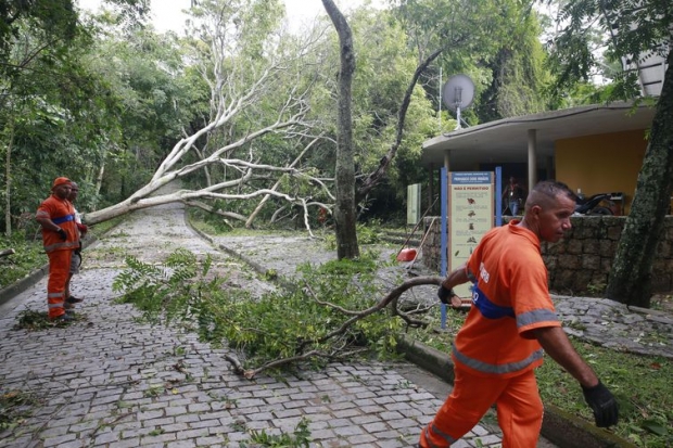 Temporal causa danos na cidade do Rio de Janeiro.