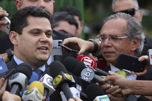 O presidente do Senado, Davi Alcolumbre, e o ministro da Economia, Paulo Guedes, falam à imprensa após se reunirem na residência oficial da Presidência do Senado.