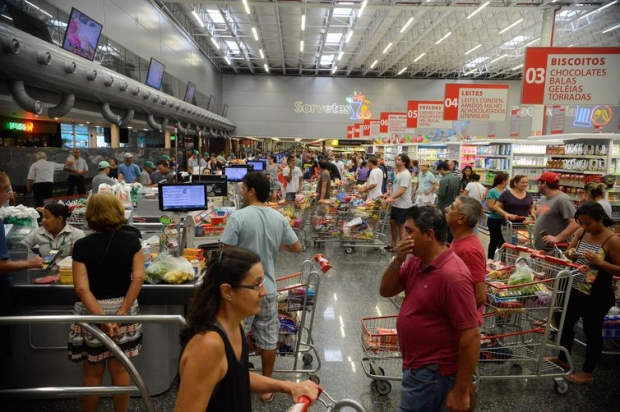 Vitória (ES) - Supermercados lotados com filas nos caixas e na entrada funcionam com horário reduzido (Tânia Rêgo/Agência Brasil)