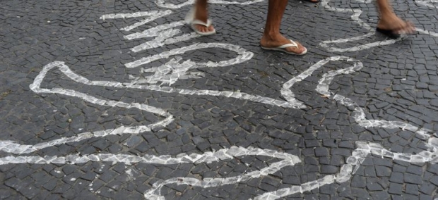 Rio de Janeiro - Campanha contra homicídios de jovens negros pinta centenas de silhuetas de corpos no chão do Largo da Carioca (Fernando Frazão/Arquivo Agência Brasil)