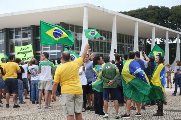 Apoiadores da Lava Jato protestam contra decisão do STF