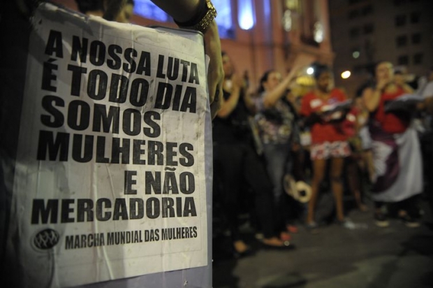 Rio de Janeiro - Protesto no Dia Internacional de Combate à Violência contra a Mulher, pelo fim da violência contra as mulheres e contra o PL 5069/13, em frente à Câmara de Vereadores (Fernando Frazão/Agência Brasil)