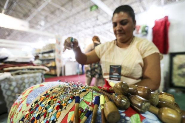 Brasília - Joelma Freitas, artesã do Rio Grande do Norte, participa do 9º Salão do Artesanato (Marcelo Camargo/Agência Brasil)