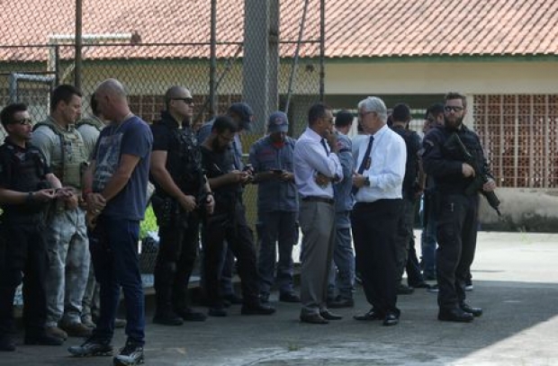 Policiais são vistos na escola Raul Brasil após um tiroteio em Suzano em São Paulo