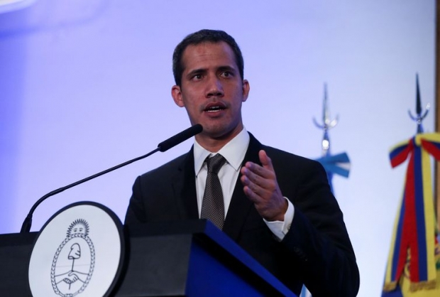 O líder da oposição venezuelana, Juan Guaido, que muitas nações reconheceram como o legítimo governante provisório do país, gesticula durante uma coletiva de imprensa no Palácio San Martin em Buenos Aires, Argentina,