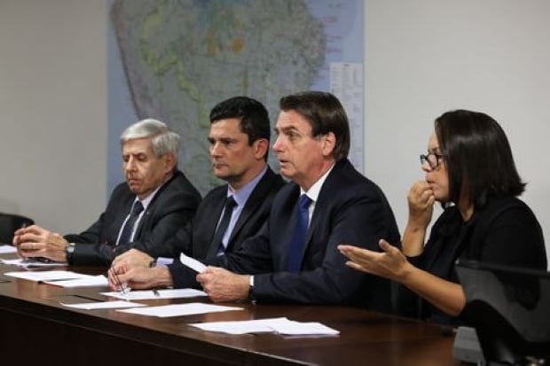 O presidente Jair Bolsonaro faz transmissão ao vivo ao lado dos ministros de Segurança Institucional (GSI), General Augusto Heleno, da Justiça e Segurança Pública, Sergio Moro, e da intérprete de libras, Elizângela Castelo Branco.