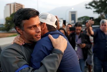 O líder oposicionista venezuelano Leopoldo López abraça um apoiador durante manifestação contra o governo do presidente Nicolás Maduro, perto da Base Aérea La Carlota, em Caracas.