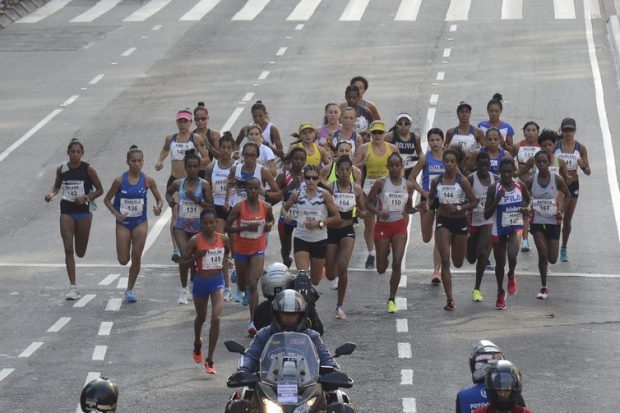 Largada da Corrida Internacional de São Silvestre na Avenida Paulista, em São Paulo. 