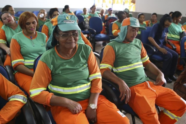 Garis do Distrito Federal param atividades três horas por semana para aprender a ler e escrever