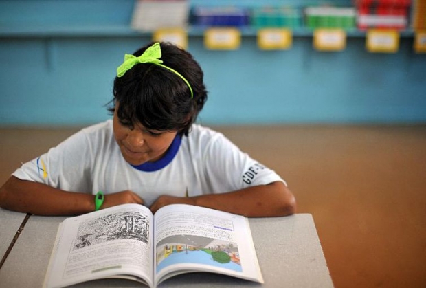 Alunos da Escola Classe da 206 Sul aprendem sobre a importância de cuidar bem dos livros didáticos, que nos anos seguintes deverão ser usados por outros estudantes.