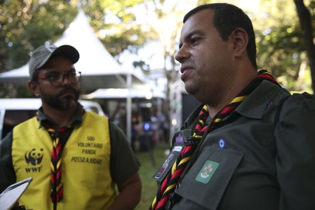 Chefe de escoteiros de Águas Claras, Sérgio Sampaio, e o chefe grupo escoteiros de Águas Claras, José Mauro, participam de programação com diversas atividades ligadas ao evento Hora do Planeta.