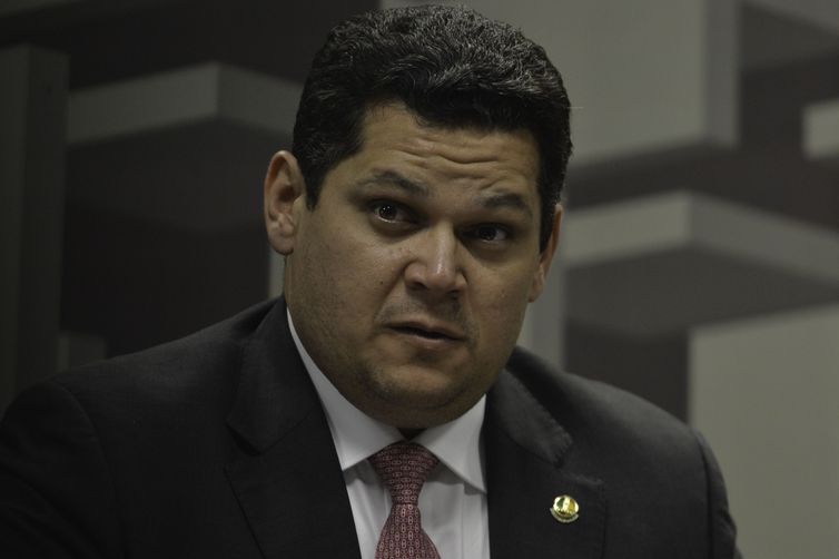 O presidente do Senado, Davi Alcolumbre, durante audiência pública da Comissões de Assuntos Econômicos (CAE) com o ministro da Economia, Paulo Guedes.