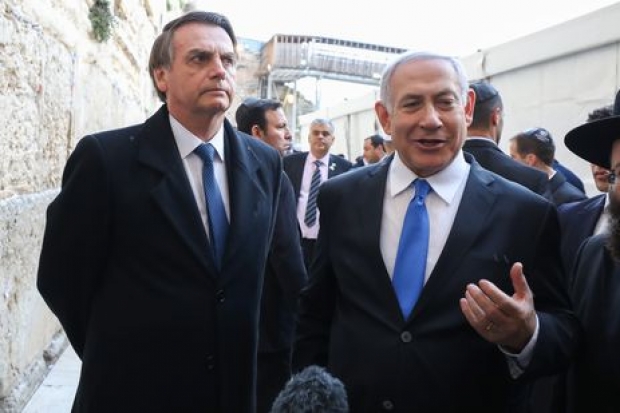 O presidente Jair Bolsonaro e o primeiro-ministro de Israel, Benjamin Netanyahu, durante visita ao Muro das Lamentações na Cidade Velha de Jerusalém.