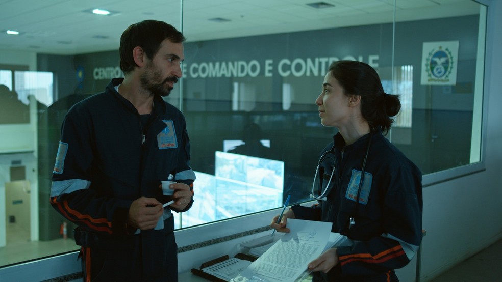 Evandro e Carolina encaram novos desafios na terceira temporada de 'Sob Pressão' — Foto: Crédito: Globo/Divulgação