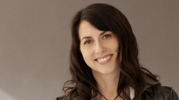 Bilionária Mackenzie Bezos promete doar metade de sua fortuna à caridade - 1