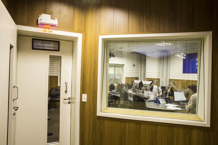 Integrada ao conjunto de veículos que formam a Empresa Brasil de Comunicação (EBC) desde 2007, a Rádio Nacional de Brasília mantém seu propósito de levar informação e utilidade pública aos cidadãos brasileiros