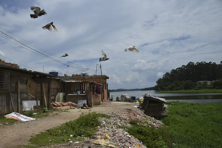 São Paulo - Construções às margens da Represa Billings, um dos principais reservatórios de água da região metropolitana de São Paulo (Rovena Rosa/Agência Brasil) 