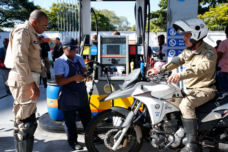 Posto de combustIvel, em São Cristóvão, na zona norte da cidade, recebe gasolina e volta a abastecer, gerando enormes filas de carros e motos.