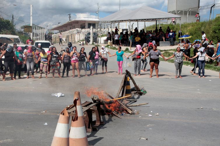 Parentes de presos bloqueiam a entrada de uma prisão em Manaus (AM).