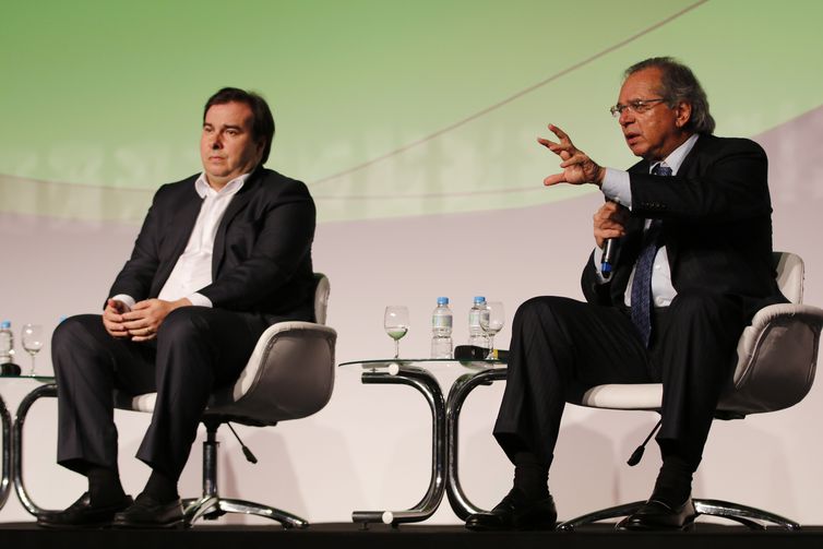  O presidente da Câmara dos Deputados, Rodrigo Maia e o ministro da Economia, Paulo Guedes, participam do Encontro Nacional da Indústria da Construção, na Barra da Tijuca. 