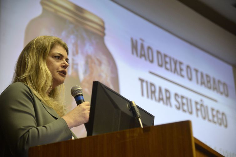 A diretora-geral do Instituto Nacional de Câncer (Inca), Ana Cristina Pinho, no lançamento do estudo inédito "Legislação de Ambientes Livres de Fumaça de Tabaco e Mortalidade Infantil".