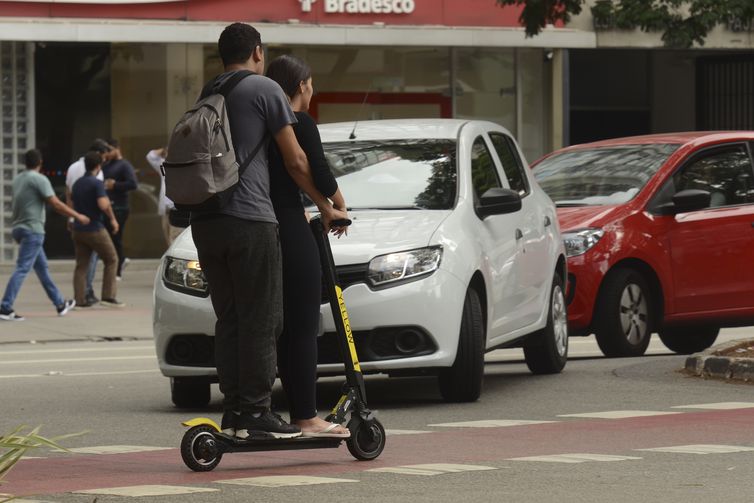 Uso de patinetes elétricos na ciclovia da Avenida Brigadeiro Faria Lima, em São Paulo.