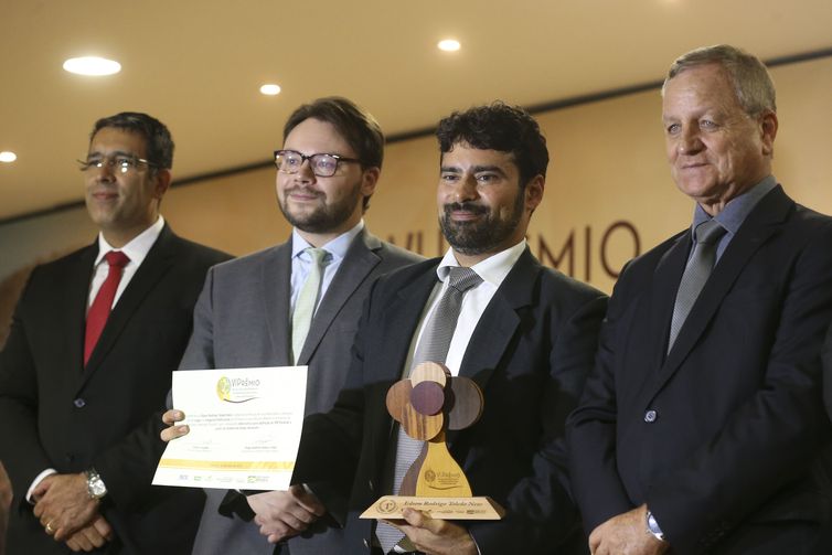 Edson Rodrigo Toledo Neto, 1º lugar na categoria profissional, durante cerimônia de entrega do 6º Prêmio Serviço Florestal Brasileiro em Estudos de Economia e Mercado Florestal, na Confederação Nacional da Indústria (CNI).