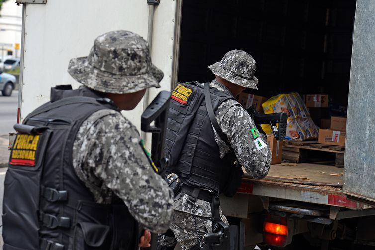 Rio de Janeiro - A Força Nacional faz operação contra o roubo de cargas na Avenida Brasil, em conjunto com militares, polícias estaduais e Rodoviária Federal, nas rodovias do estado (Tomaz Silva/Agência Brasil)