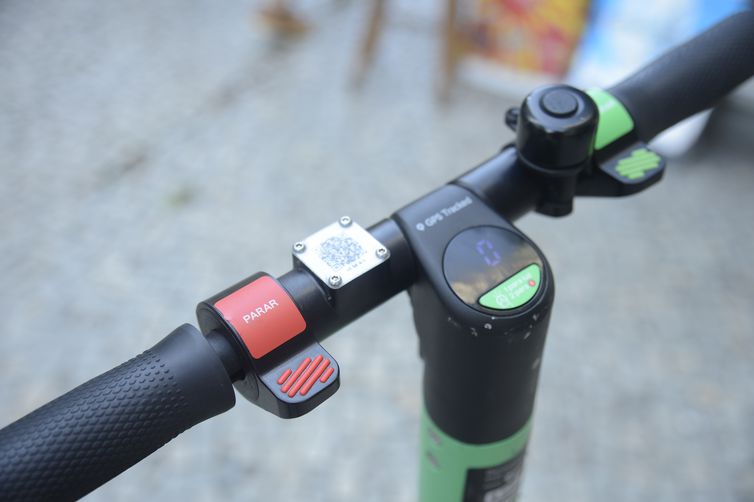 Cariocas usam patinetes elétricos no centro do Rio de Janeiro.