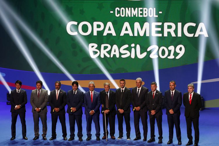  Treinadores das seleções no sorteio dos grupos da Copa América Brasil 2019, na Cidade das Artes. 