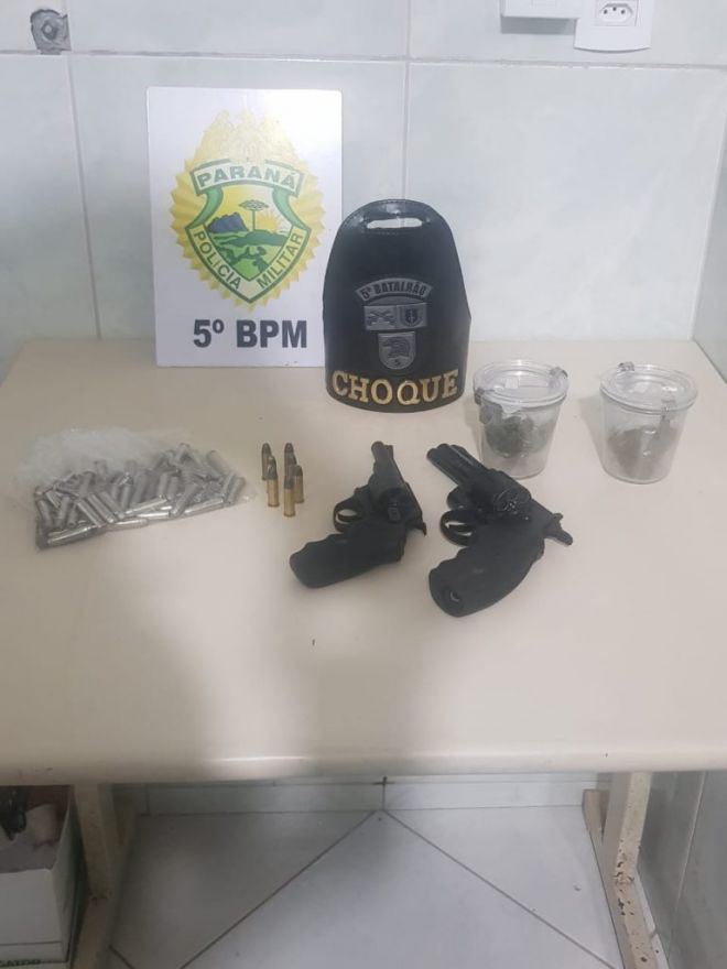 Youtuber é detido após polícia encontrar armas, drogas e munições em sua casa - 2