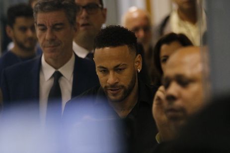 O jogador de futebol Neymar Jr, deixa à Delegacia de Repressão aos Crimes de Informática, na Cidade da Polícia, no Rio de Janeiro, após depoimento.