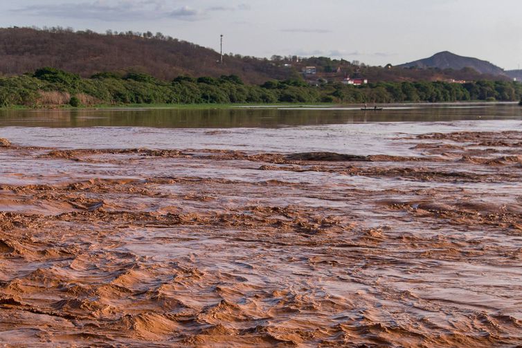 Governador Valadares (MG) - Passagem da lama pelo Rio Doce, por causa do rompimento de duas barragens em Mariana, Minas Gerais, causa desastre ambiental (Leonardo Merçon/Instituto Últimos Refúgios/Divulgação)