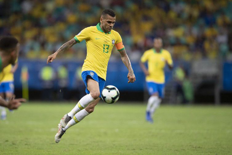 Na goleada de 5 a 0 contra o Peru, ainda na fase de grupo, o lateral-direito fez 113 jogos pela seleção brasileira